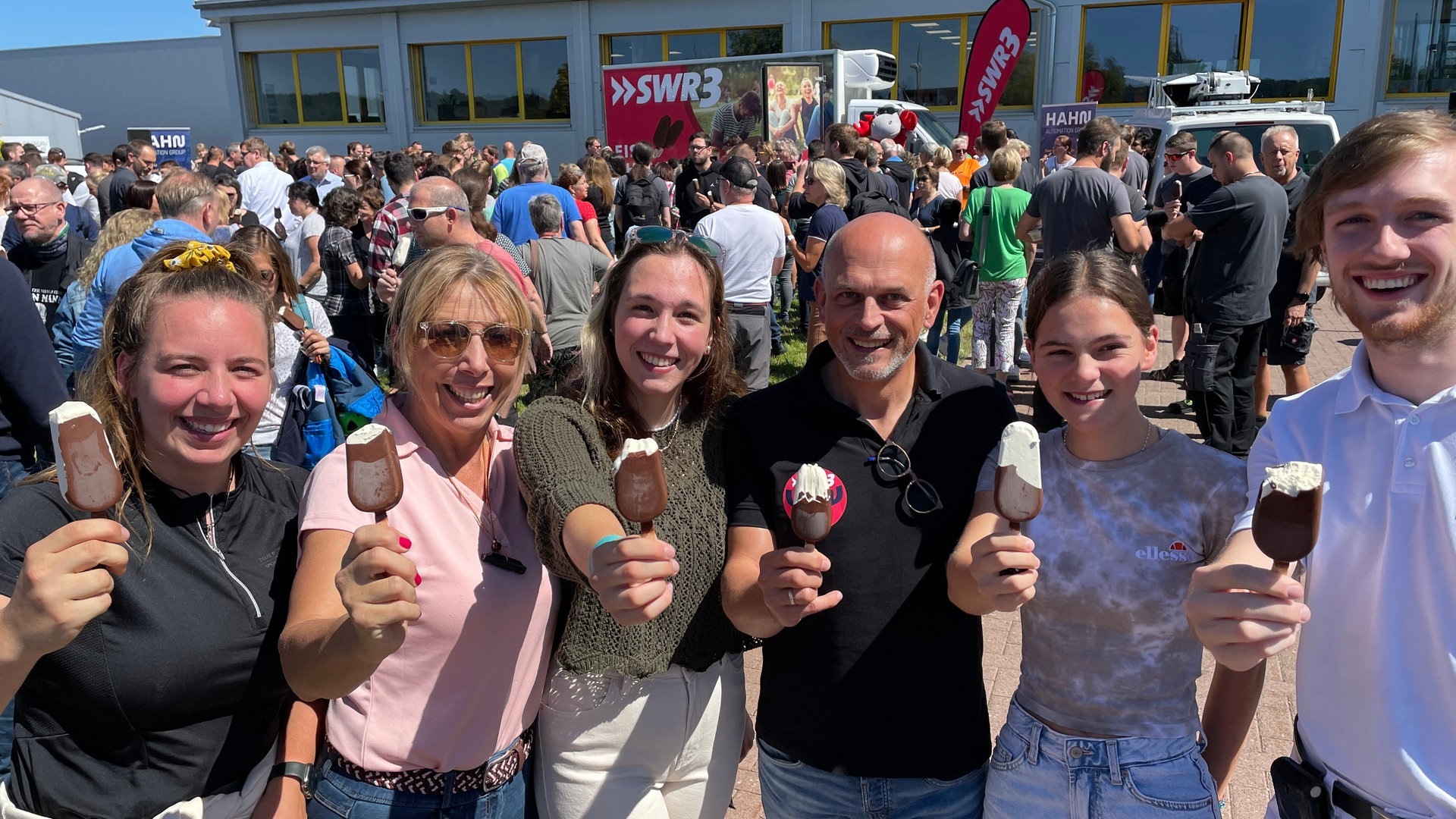 Foto: SWR3, Josh Kochhann Am Donnerstag, den 10.8., war der SWR3 Eistruck in Rheinböllen und hat dort Eis verteilt (Foto: SWR3, Josh Kochhann)