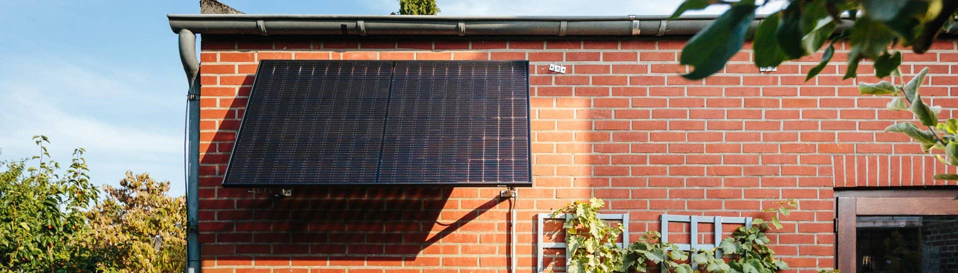Ein Solarkraftwerk auf dem Balkon und Dach kann Geld sparen (Foto: Yuma)