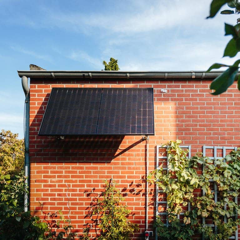 Ein Solarkraftwerk auf dem Balkon und Dach kann Geld sparen (Foto: Yuma)