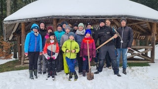 Eine Gruppe der 72-Stunden-Aktion aus Breitnau arbeitet im Schnee an ihrem Projekt (Foto: SWR3) Eine Gruppe der 72-Stunden-Aktion aus Breitnau arbeitet im Schnee an ihrem Projekt