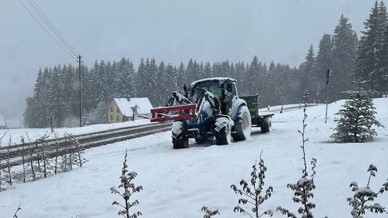 Traktor in der eingeschneiten Landschaft in Schwarzenbach während der 72-Stunden-Aktion (Foto: SWR3, 72-Stunde-Gruppe aus Schwarzenbach)