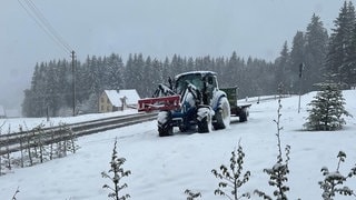 Traktor in der eingeschneiten Landschaft in Schwarzenbach während der 72-Stunden-Aktion (Foto: SWR3, 72-Stunde-Gruppe aus Schwarzenbach) Traktor in der eingeschneiten Landschaft in Schwarzenbach während der 72-Stunden-Aktion