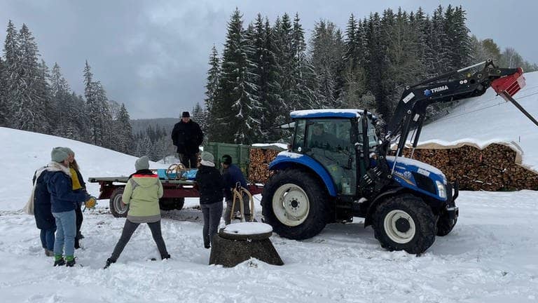 Ein Traktor und die Gruppe der 72-Stunden-Aktion in Schwarzenbach im Schnee