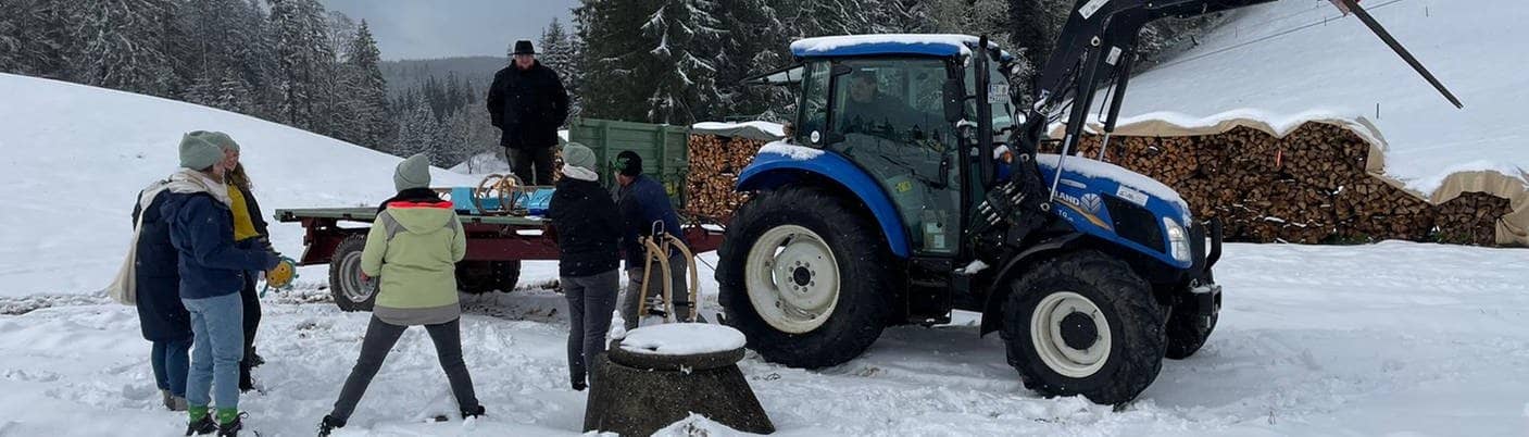 Ein Traktor und die Gruppe der 72-Stunden-Aktion in Schwarzenbach im Schnee (Foto: SWR3, 72-Stunden-Gruppe in Schwarzenbach)