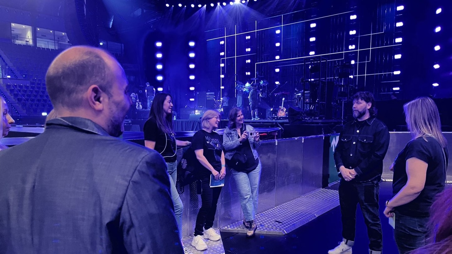 Rea Garvey hat sich vor dem Konzert in Stuttgart mit Gewinnerinnen und Gewinnern unseres Gewinnspiels getroffen, die auch beim Soundcheck dabei sein durften. (Foto: SWR3, Corinne Schwager)