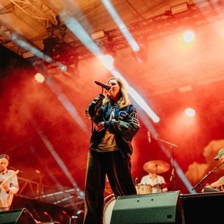 Sängerin Eva Briegel von der Band Juli steht beim Campus Festival in Konstanz auf der Bühne.