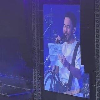 Emily Armstrong und Mike Shinoda von Linkin Park performen bei ihrem Konzert in Hannover auf der Bühne und sprechen Deutsch.