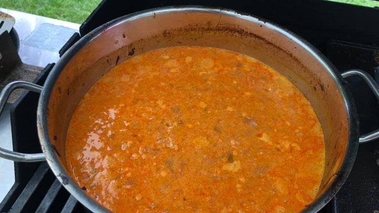 Foto: SWR, Markus Rübe SWR3Land bereitet den zweiten Grill-Gang vor: Kichererbsengulasch mit Lachs-Baconrolle (Foto: SWR, Markus Rübe)