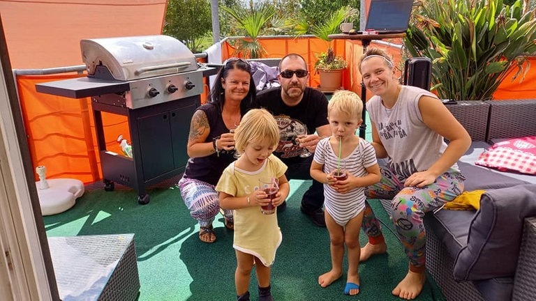 Foto: SWR, Günter Schober Günter und seine Familie machen mit – und grillen zusammen mit Johann Lafer und Anni Friesinger (Foto: SWR, Günter Schober)