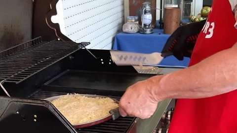 Foto: SWR, Marylène Glatter Grillmeister am Werk: SWR3Land kümmert sich im den ersten Gang. (Foto: SWR, Marylène Glatter)
