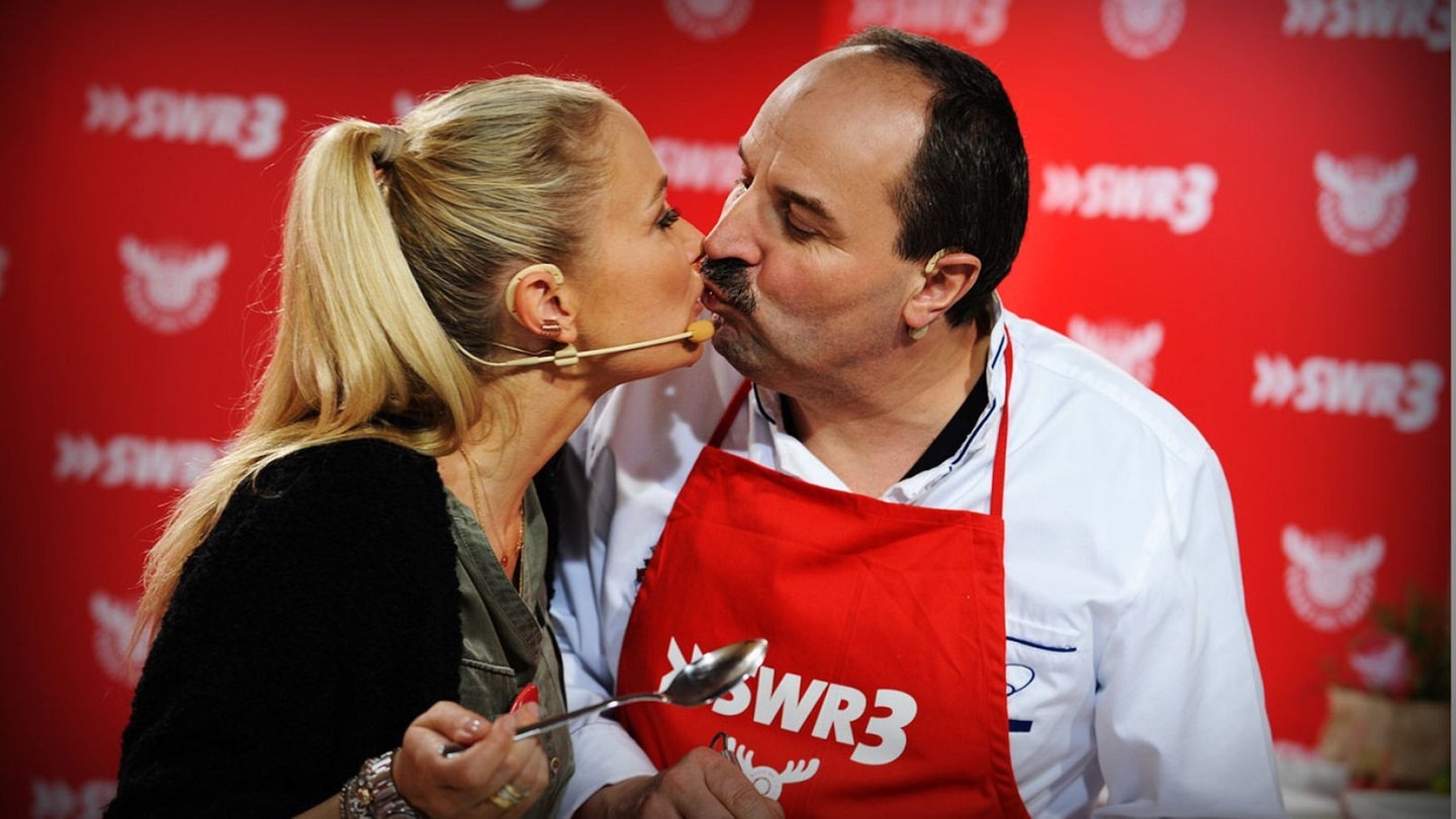 Foto: SWR3 Ohne Worte. Janine Kunze kann den Geschmack des Essens nicht in Worten ausdrücken, aber in Taten! (Foto: SWR3)