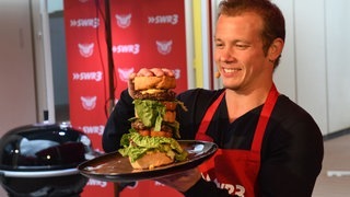 SWR3 Grillparty mit Johann Lafer und Fabian Hambüchen – Hauptspeise: Rindfleischburger mit Gewürzbrot (Foto: SWR3) SWR3 Grillparty mit Johann Lafer und Fabian Hambüchen – Hauptspeise: Rindfleischburger mit Gewürzbrot