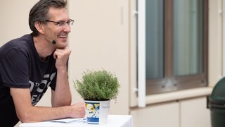 Moderator Kristian Thees freut sich auf den ersten Gang.