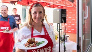 Anni Friesinger präsentiert den ersten Gang: Röstiroulade mit Paprikatatar und Gurkensalat
