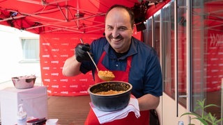 Johann Lafer scheint mit dem Ergebnis zufrieden zu sein.