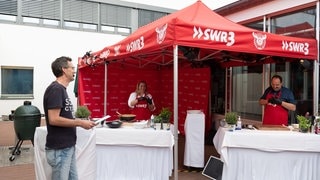 SWR3-Moderator Kristian Thees hat die Zubereitung im Blick.