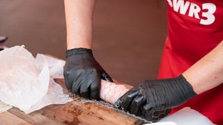 Das Fleisch wird vor dem Grillen in Hasendrath gewickelt.
