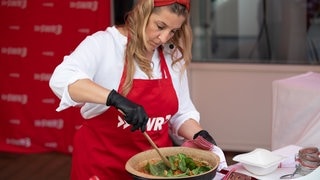 Anni Friesinger bei der Zubereitung des Grill-Hauptgangs.