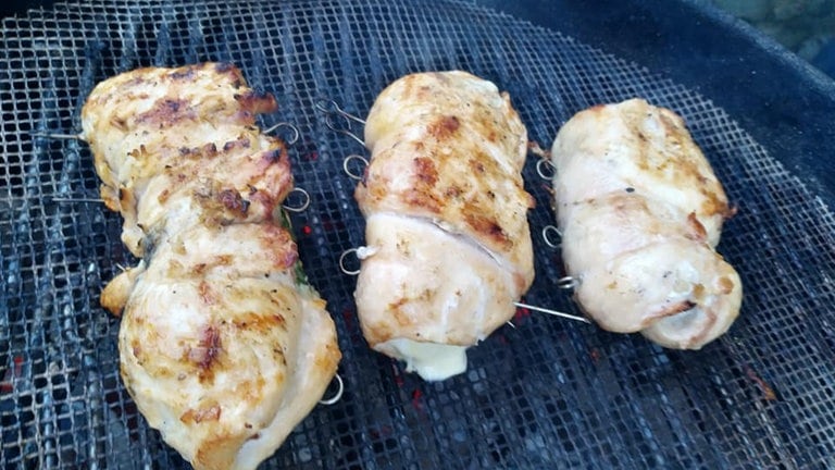 Der Hauptgang liegt auf dem Grill: Involtini vom Hähnchen mit Schmetterlingsnudeln und Tomaten-Spinatsugo (Foto: SWR, Uwe Stelter)