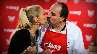 Ohne Worte. Janine Kunze kann den Geschmack des Essens nicht in Worten ausdrücken, aber in Taten! (Foto: SWR3) Ohne Worte. Janine Kunze kann den Geschmack des Essens nicht in Worten ausdrücken, aber in Taten!