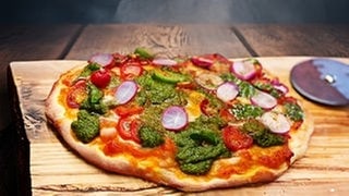 Die Vorspeise beim großen SWR3 Grillen 2025: Selbstgemachte Pinsa mit Paprikacreme und Pesto aus Radieschen-Grün von Johann Lafer.