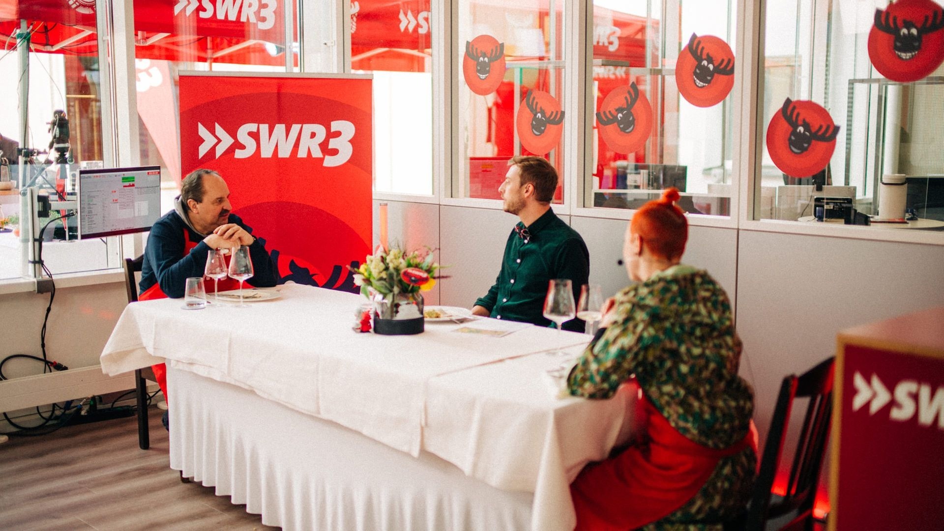Foto: SWR3, DNA Collective/Niko Neithardt Drei Personen essen an einem Tisch. (Foto: SWR3, DNA Collective/Niko Neithardt)