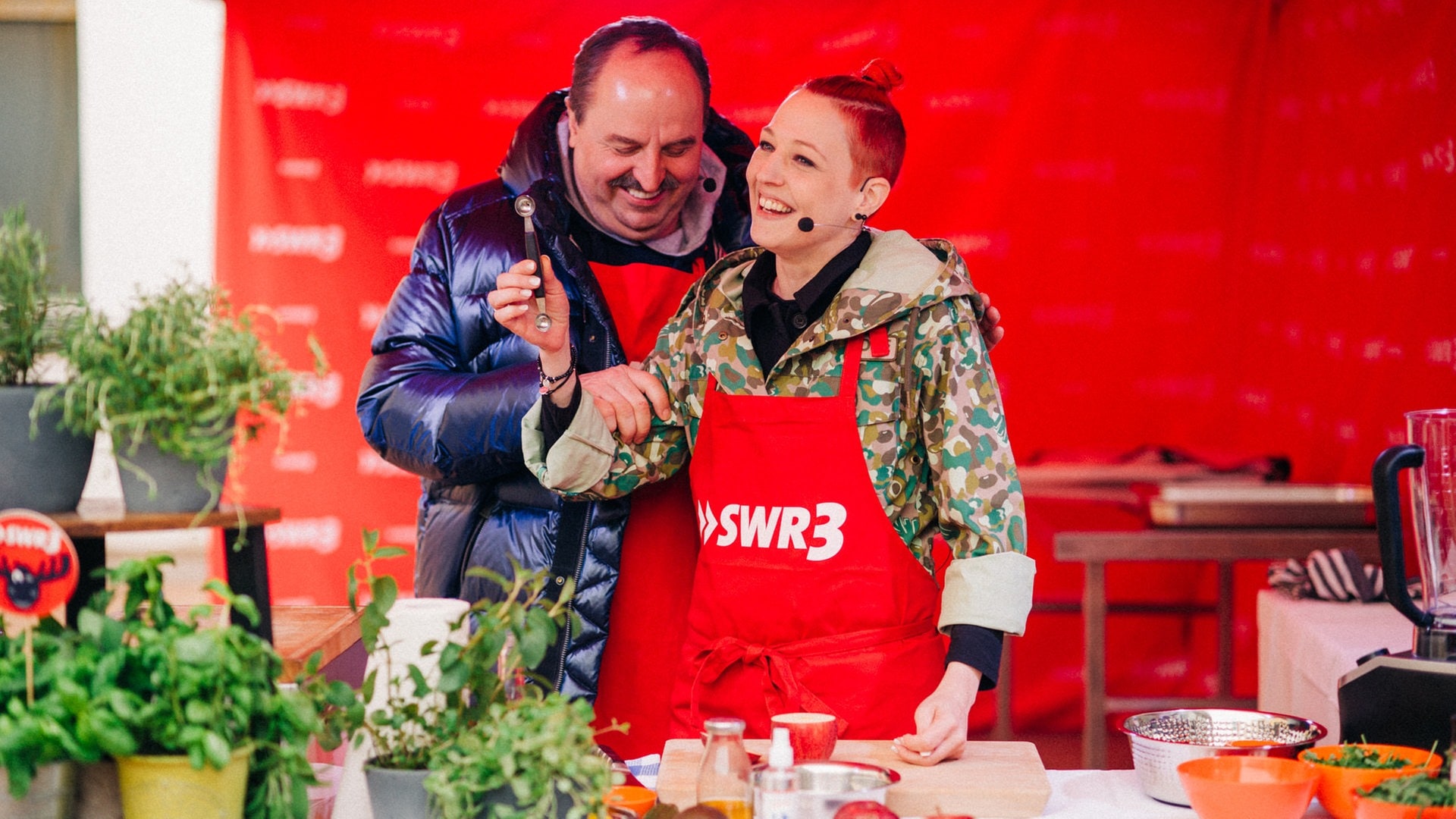 Meta Hiltebrand und Johann Lafer beim Grillen. (Foto: SWR3, DNA Collective/Niko Neithardt)