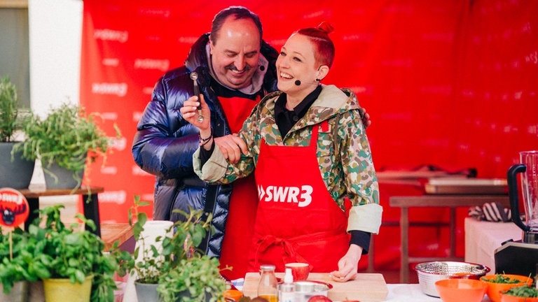 Meta Hiltebrand und Johann Lafer beim Grillen. (Foto: SWR3, DNA Collective/Niko Neithardt)