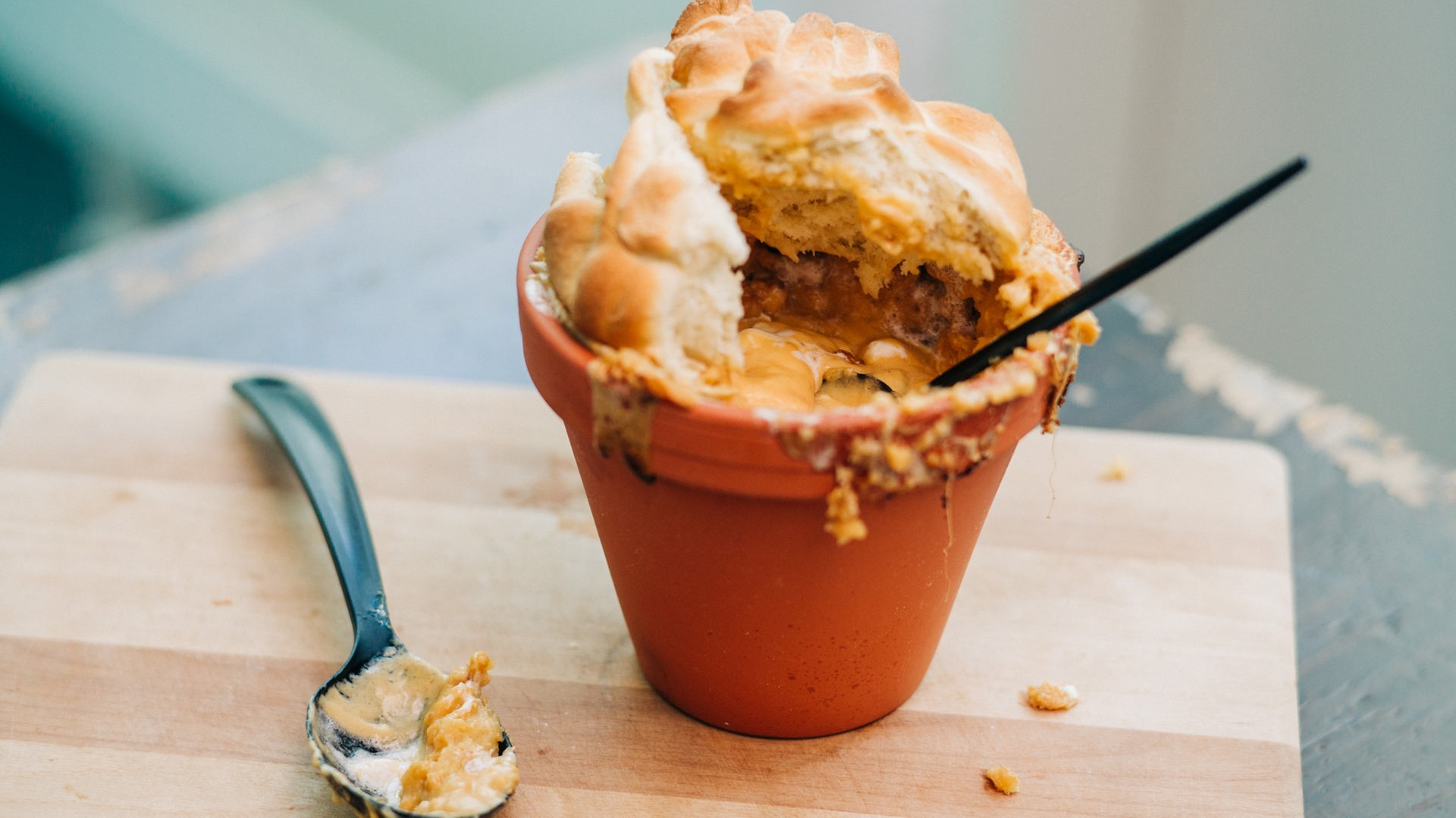 Foto: SWR, SWR3 / DNA Collective Niko Neithardt Dessert: Marshmallow-Erdnuss-Cheesecake im Topf gegrillt (Foto: SWR, SWR3 / DNA Collective Niko Neithardt)
