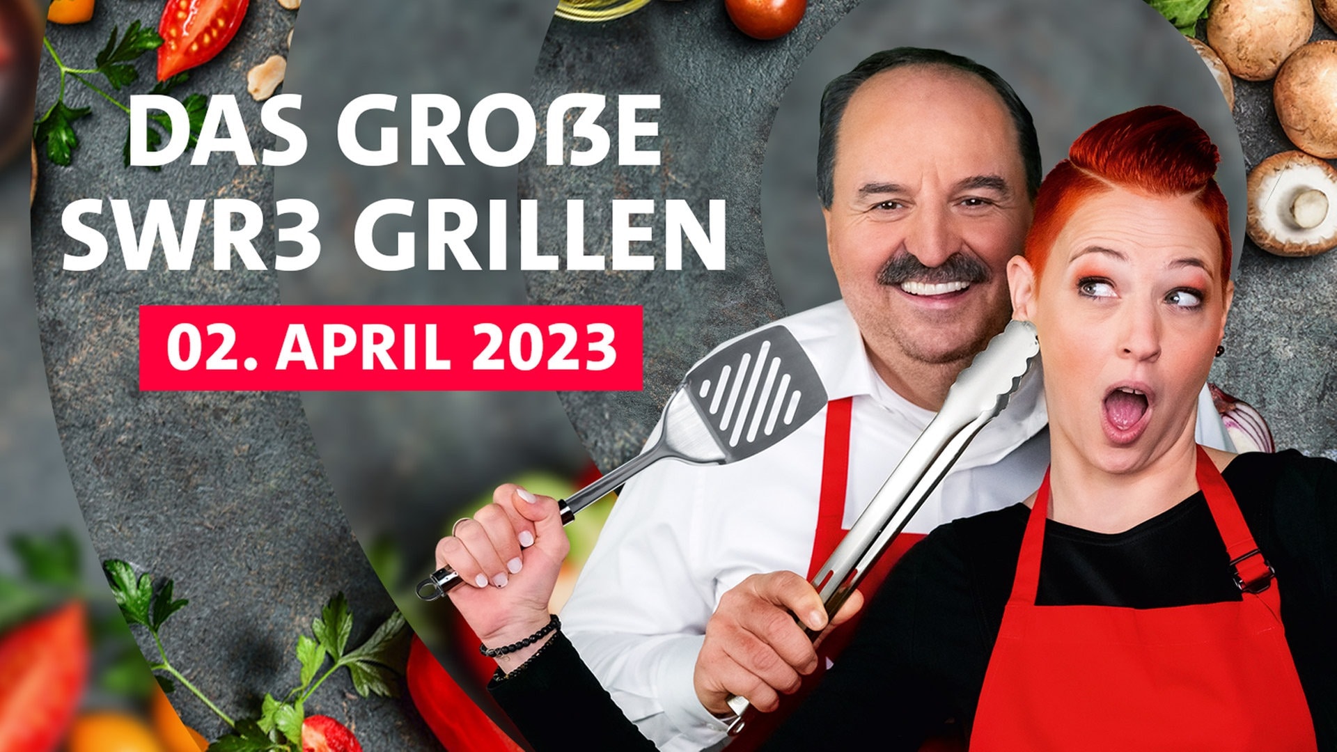 Johann Lafer zwickt Meta Hiltebrand mit der Grillzange ins Ohr (Foto: SWR3)