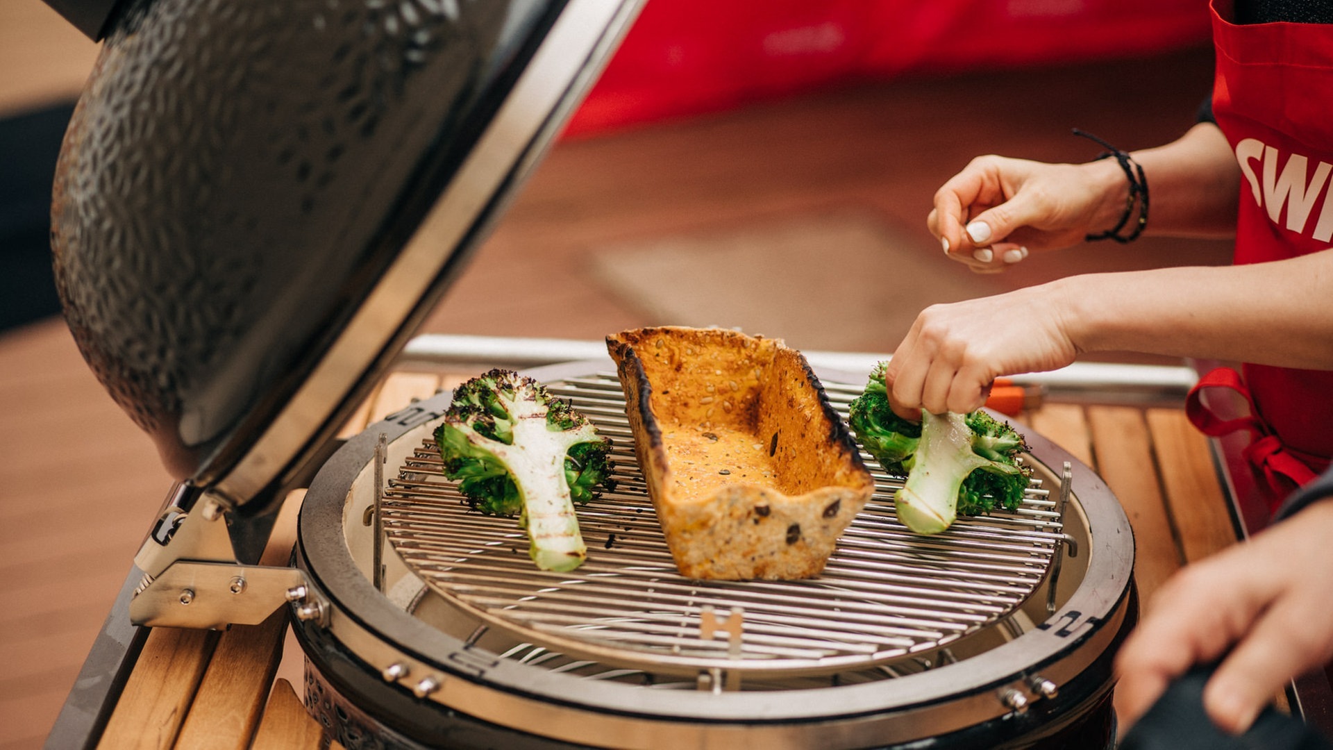 Foto: SWR3, Niko Neithardt Ein Knusperkasten wird auf dem Grill gegart. (Foto: SWR3, Niko Neithardt)