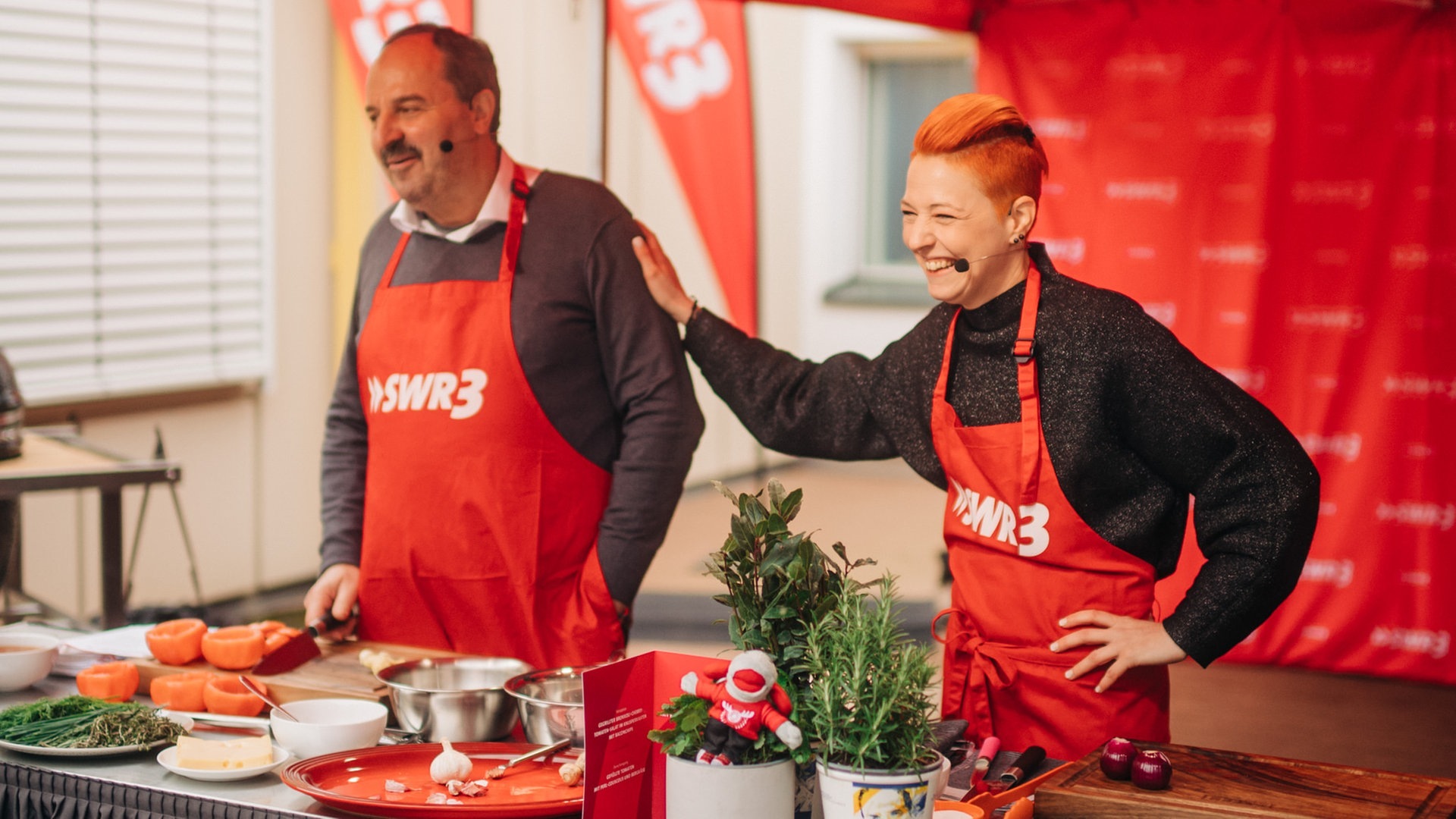 Foto: SWR3, Niko Neithardt Johann Lafer und Meta Hiltebrand grillen gefüllte Tomaten mit Perl-Cousocus (Foto: SWR3, Niko Neithardt)