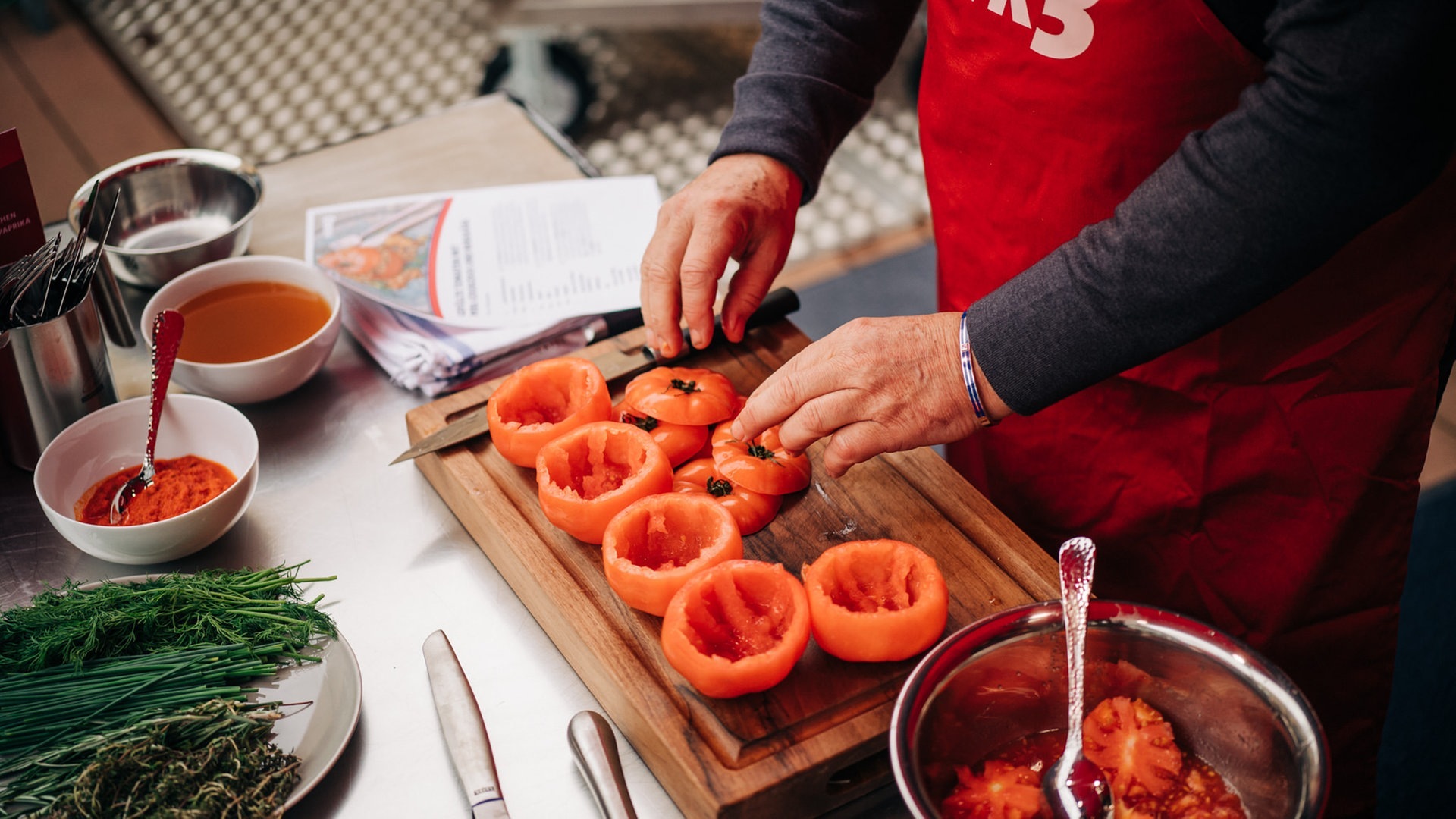 Foto: SWR3, Niko Neithardt Johann Lafer und Meta Hiltebrand grillen gefüllte Tomaten mit Perl-Cousocus (Foto: SWR3, Niko Neithardt)