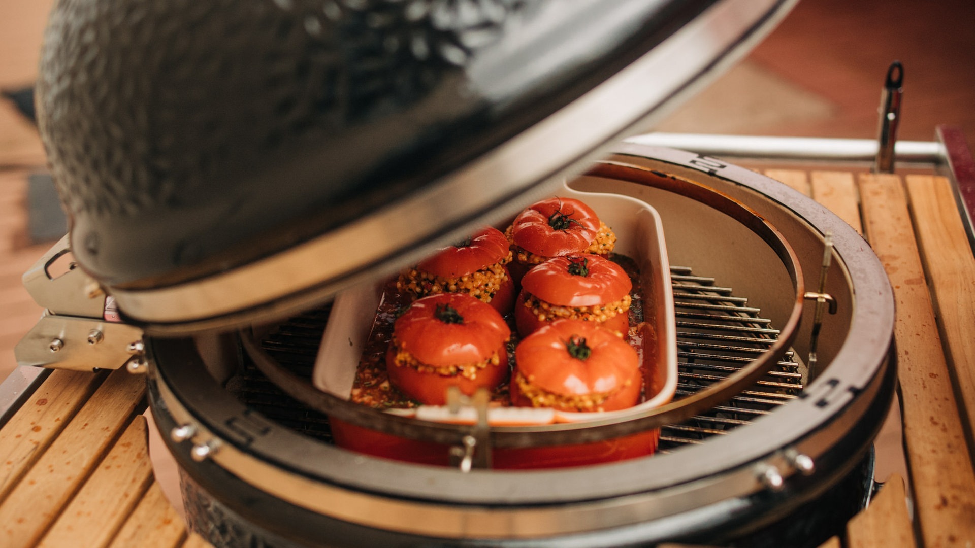 Foto: SWR3, Niko Neithardt Johann Lafer und Meta Hiltebrand grillen gefüllte Tomaten mit Perl-Cousocus (Foto: SWR3, Niko Neithardt)