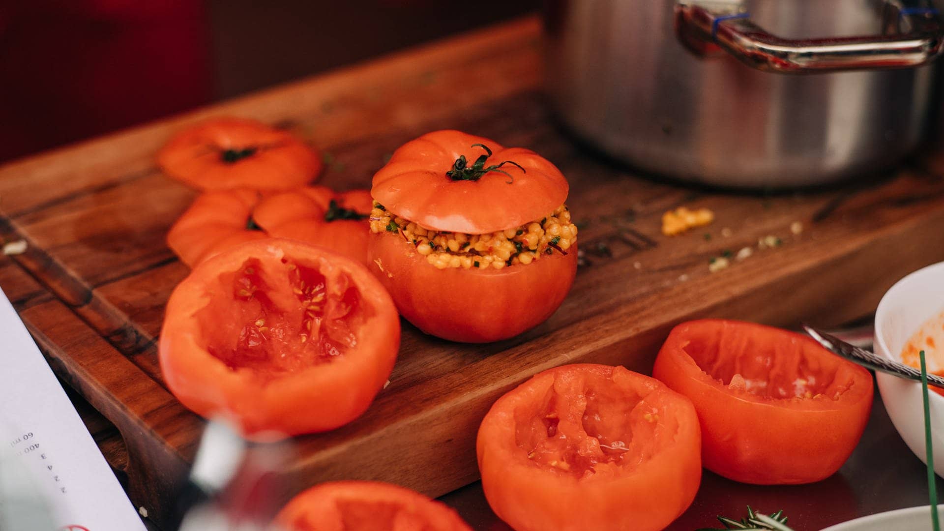 Johann Lafer und Meta Hiltebrand grillen gefüllte Tomaten mit Perl-Cousocus (Foto: SWR3, Niko Neithardt)