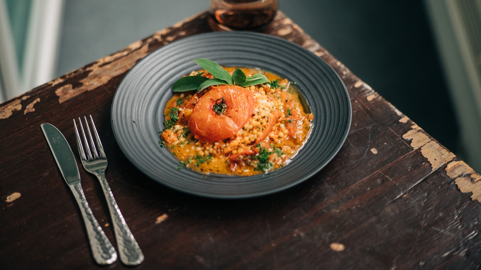 Foto: SWR3, Niko Neithardt Gefüllte Tomate mit Perl-Couscous angerichtet auf einem Teller. (Foto: SWR3, Niko Neithardt)