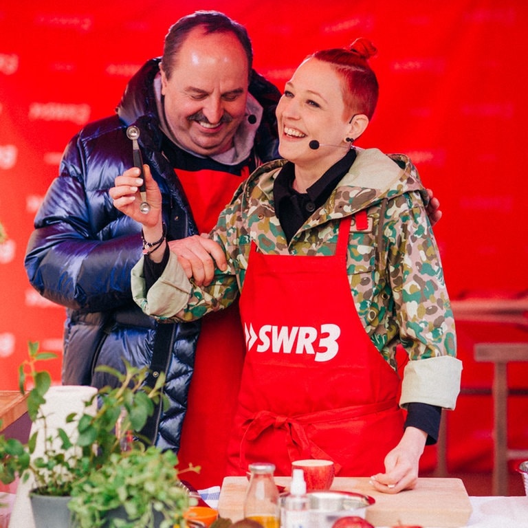 Meta Hiltebrand und Johann Lafer beim Grillen.