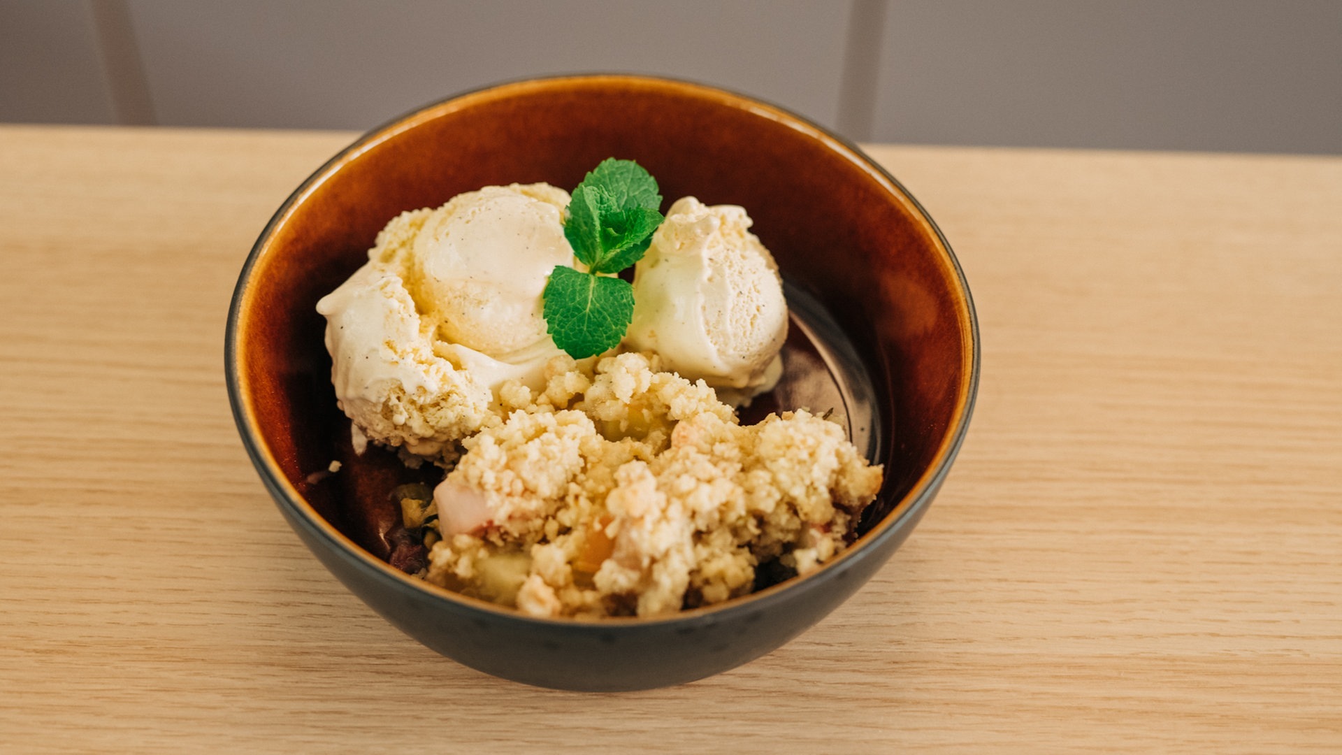 Dessert von Sally | große SWR3 Grillen: Apfel-Rhabarber-Crumble