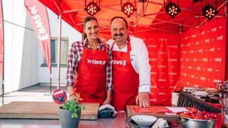 Johann Lafer und Sally stehen unter einem Pavillon beim großen SWR3 Grillen 2025.