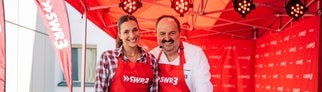 Johann Lafer und Sally stehen unter einem Pavillon beim großen SWR3 Grillen 2025.