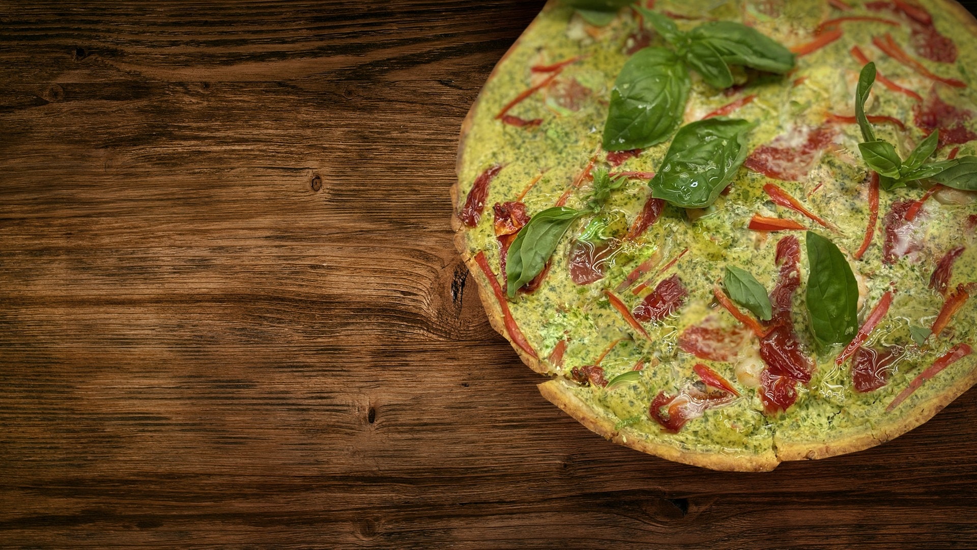 Vegetarische Tarte auf Holztisch (Foto: Johann Lafer)