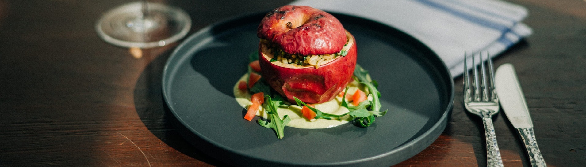 Zwischengang: Gegrillter gefüllter Apfel mit Reis auf einer grünen Salsa mit Rucola und Tomatenwürfel (Foto: SWR, SWR3 / DNA Collective Niko Neithardt)