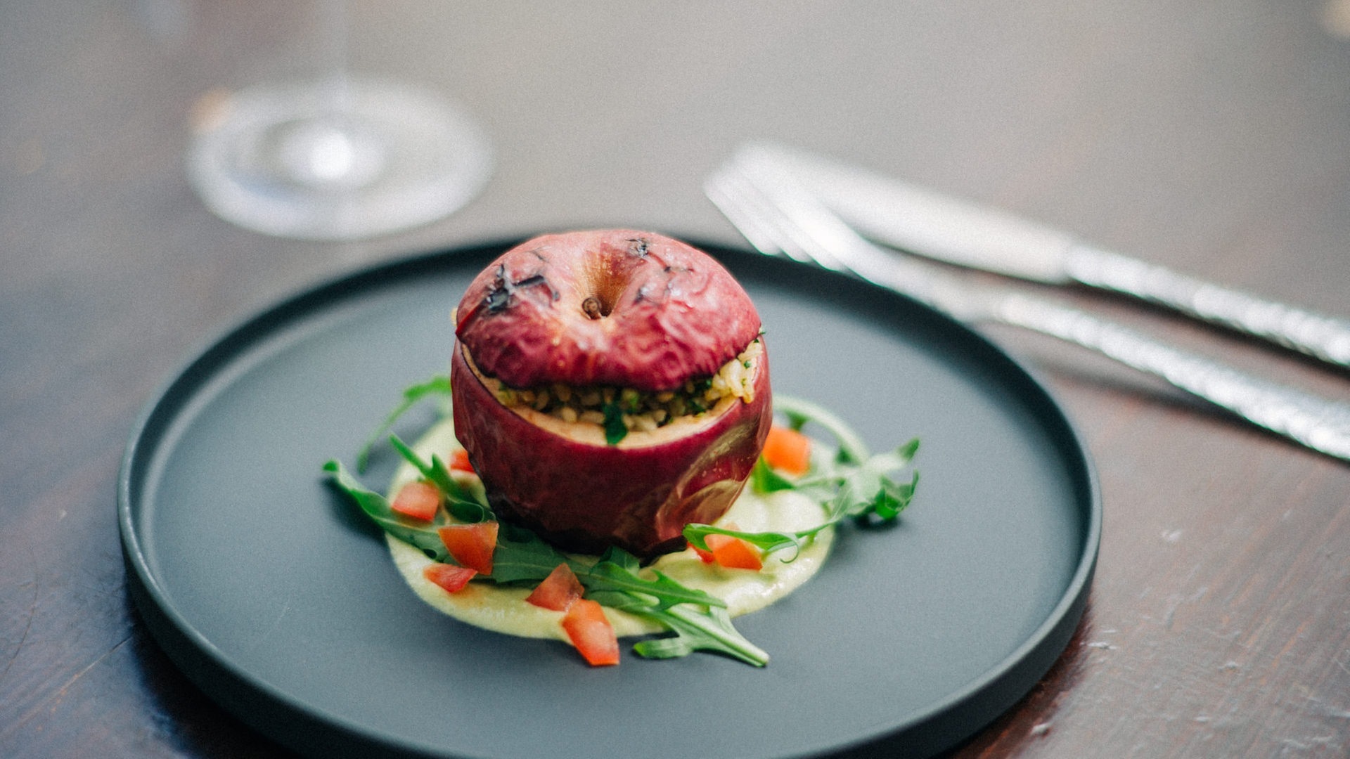 Foto: SWR, SWR3 / DNA Collective Niko Neithardt Zwischengang: Gegrillter gefüllter Apfel mit Reis auf einer grünen Salsa mit Rucola und Tomatenwürfel (Foto: SWR, SWR3 / DNA Collective Niko Neithardt)