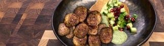 Blumenkohltaler mit vegetarischen Köttbullar, Minzsoße und Gurkensalat