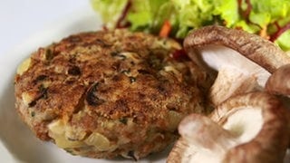 Symbolbild. Die vegetarische Alternative zum Hauptgang beim großen SWR3 Grillen 2025: Vollkorn-Pilz-Frikadellen mit rauchigem Sellerie und Caesar-Salat von Johann Lafer