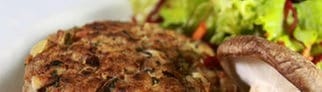 Symbolbild. Die vegetarische Alternative zum Hauptgang beim großen SWR3 Grillen 2025: Vollkorn-Pilz-Frikadellen mit rauchigem Sellerie und Caesar-Salat von Johann Lafer