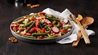 Der Zwischengang beim großen SWR3 Grillen 2025: Frischer Salat aus gegrilltem grünen Spargel von Sally.
