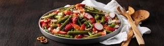 Der Zwischengang beim großen SWR3 Grillen 2025: Frischer Salat aus gegrilltem grünen Spargel von Sally.