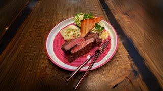 Der Hauptgang beim großen SWR3 Grillen 2025: In Aromen gegartes Rind mit rauchigem Sellerie und Caesar-Salat von Johann Lafer