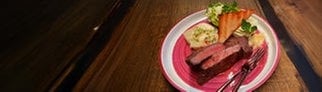Der Hauptgang beim großen SWR3 Grillen 2025: In Aromen gegartes Rind mit rauchigem Sellerie und Caesar-Salat von Johann Lafer